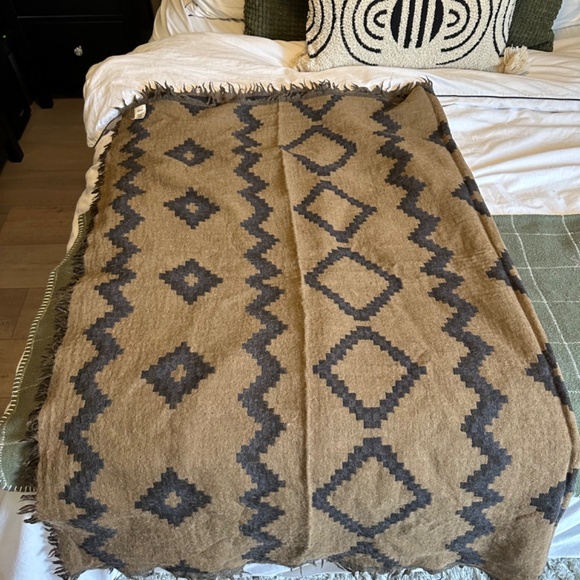 Aritzia Wilfred Diamond Mosaic Blanket Scarf - Picture 4 of 5